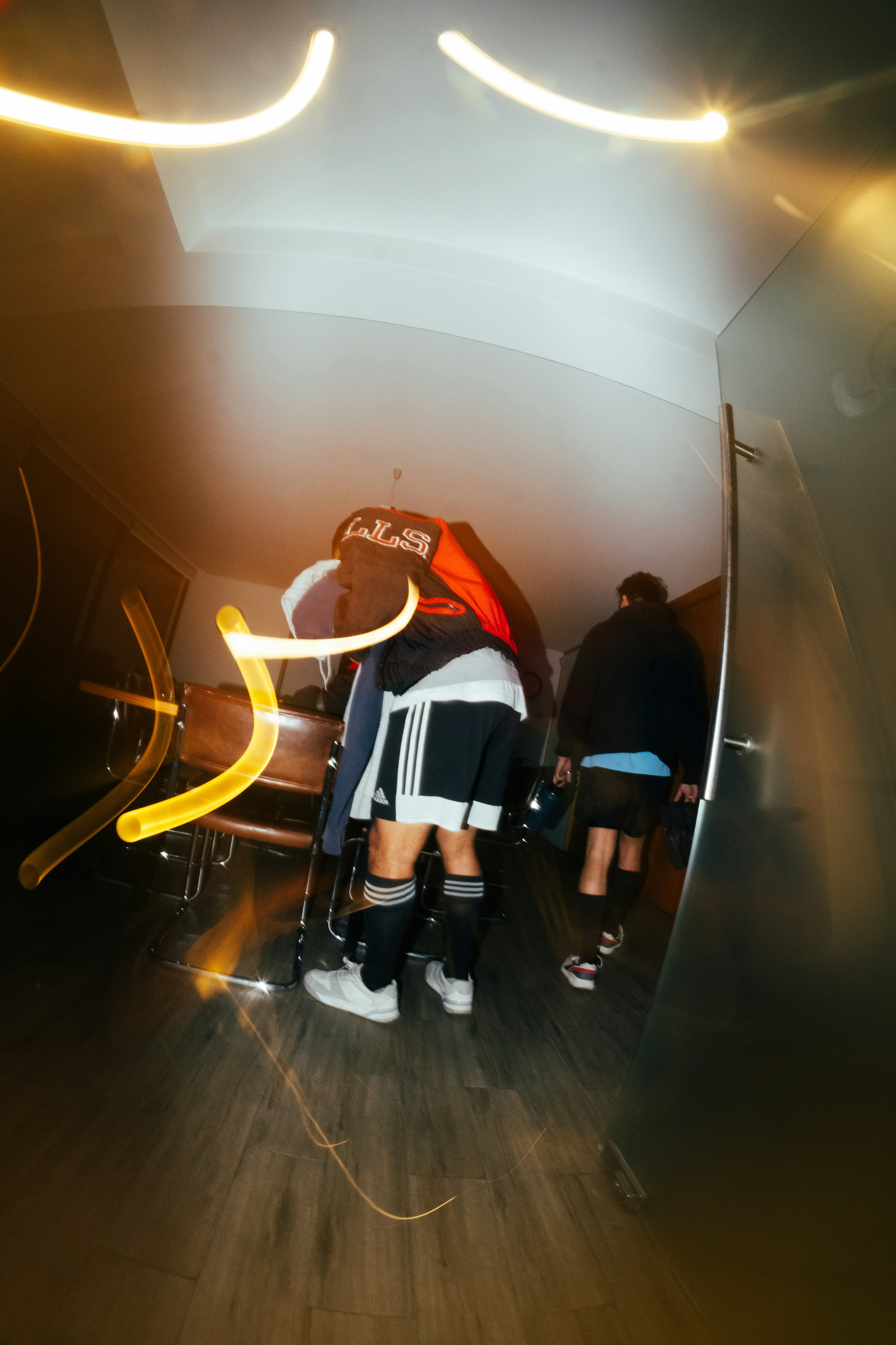 uma pessoa em uma peça de vestuário