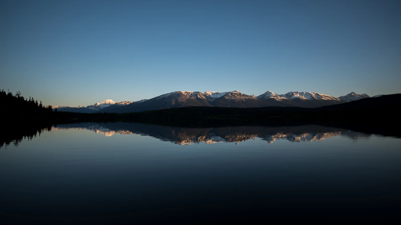 Der schneebedeckte Gipfel des Denali spiegelt sich im Wonder Lake