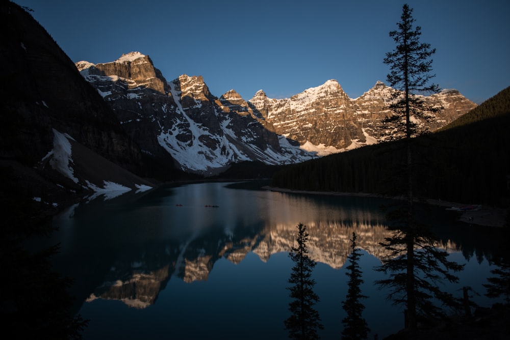 um lago com montanhas nevadas