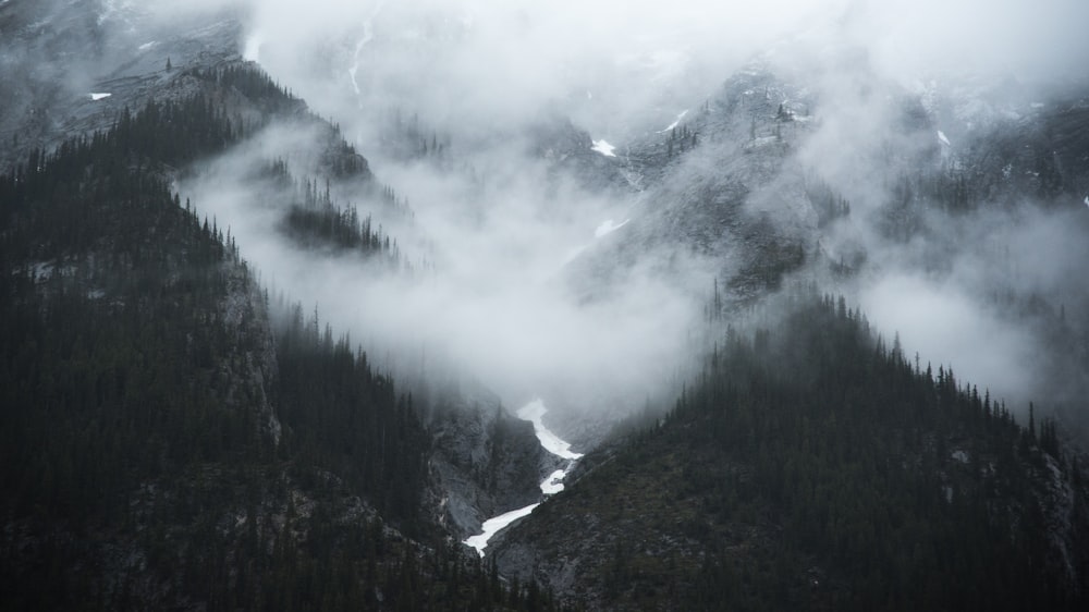 Una montaña con nubes