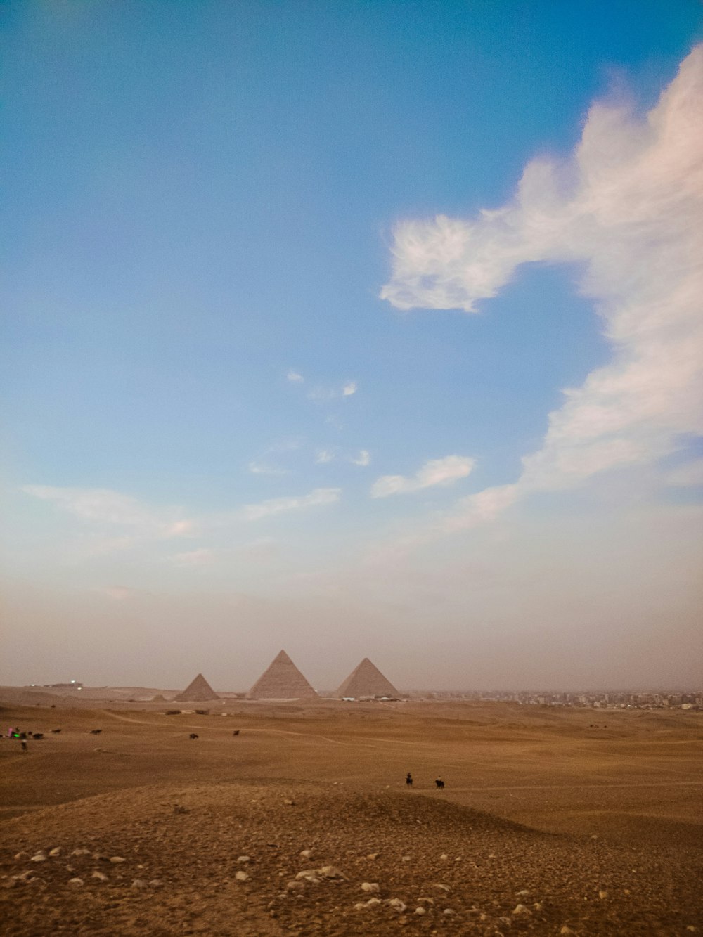 Un grupo de pirámides en un desierto