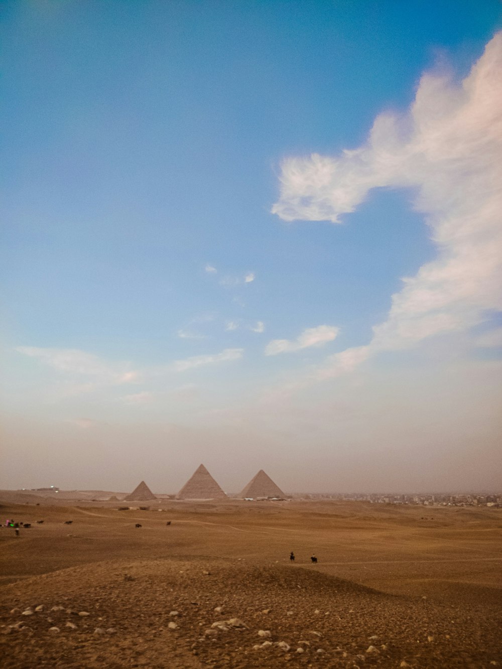 um grupo de pirâmides em um deserto