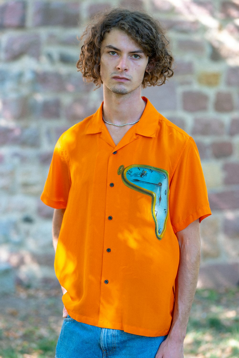 una persona che indossa una camicia arancione