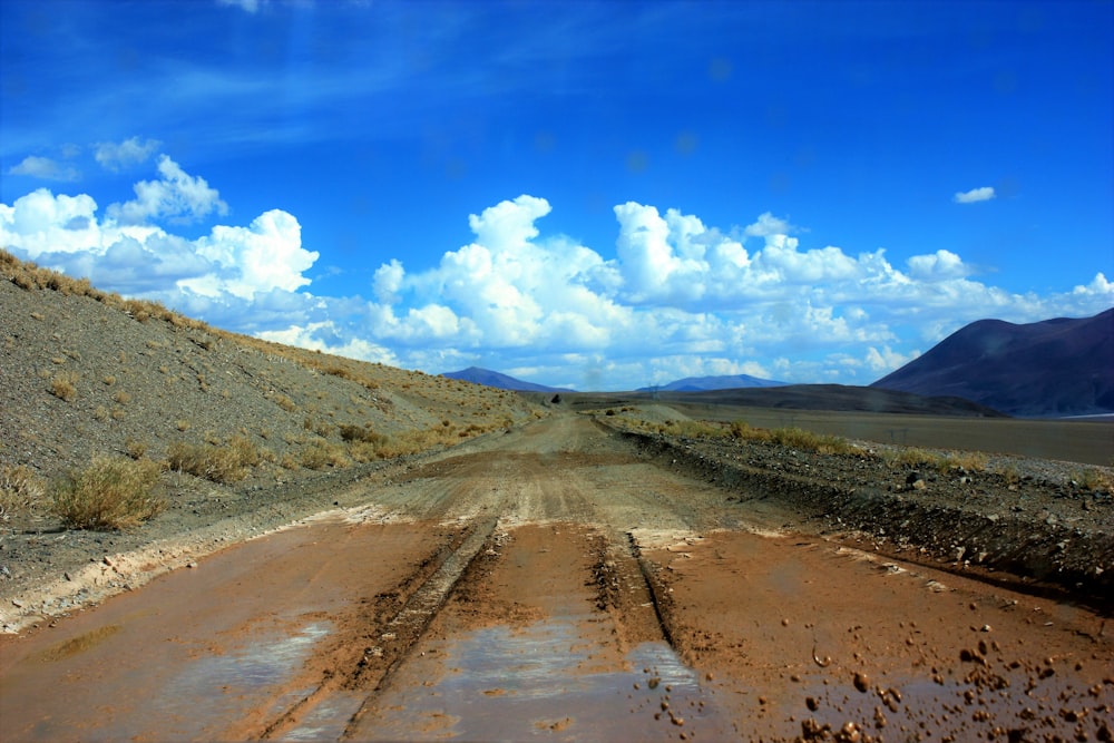 a dirt road in the mountains
