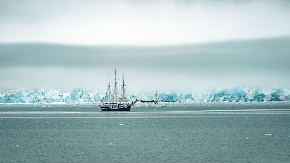 um barco na água