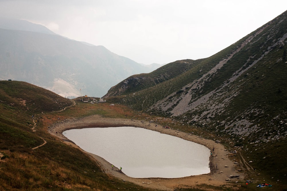 Un lac dans une vallée entre montagnes