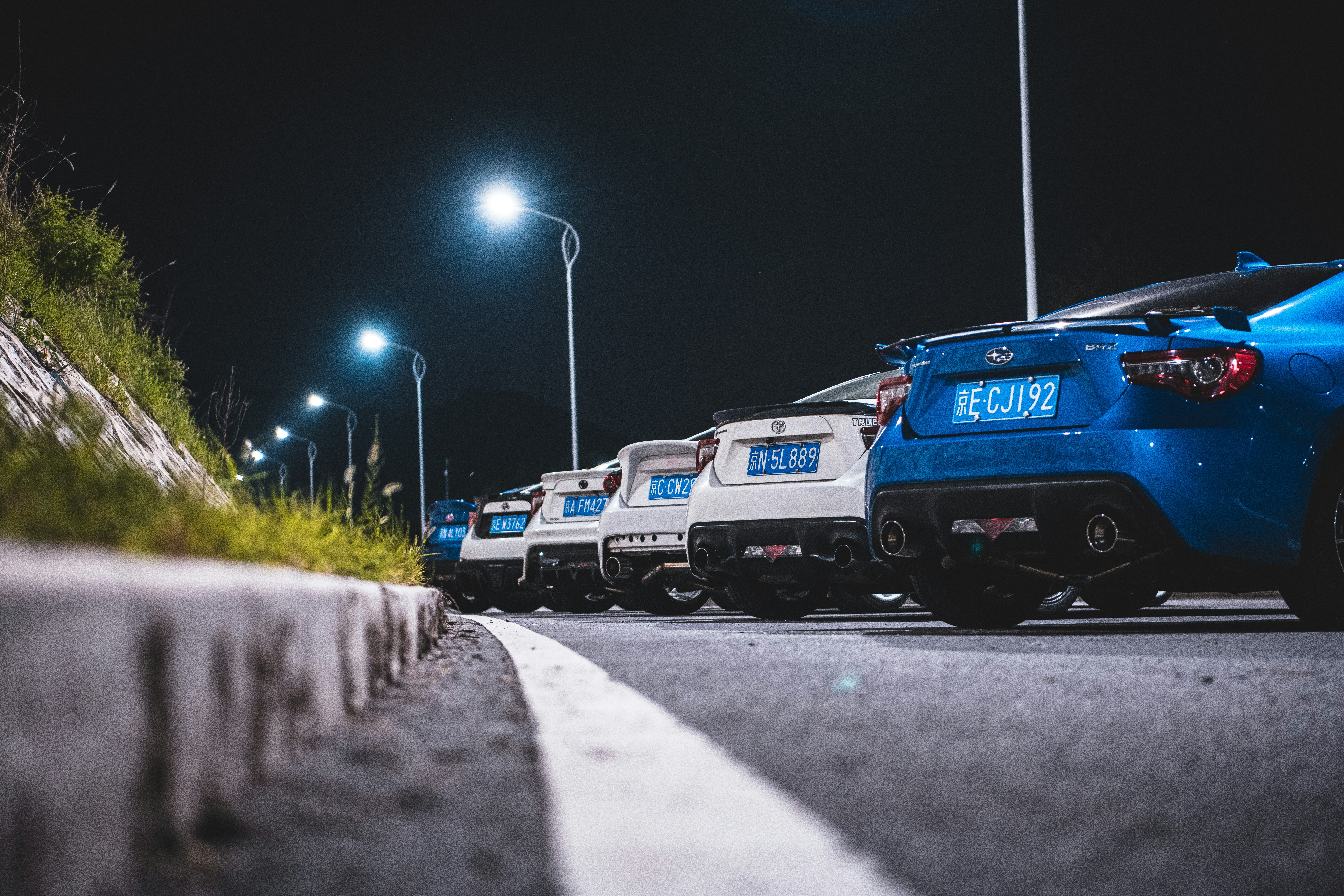 Un groupe de voitures sur une route