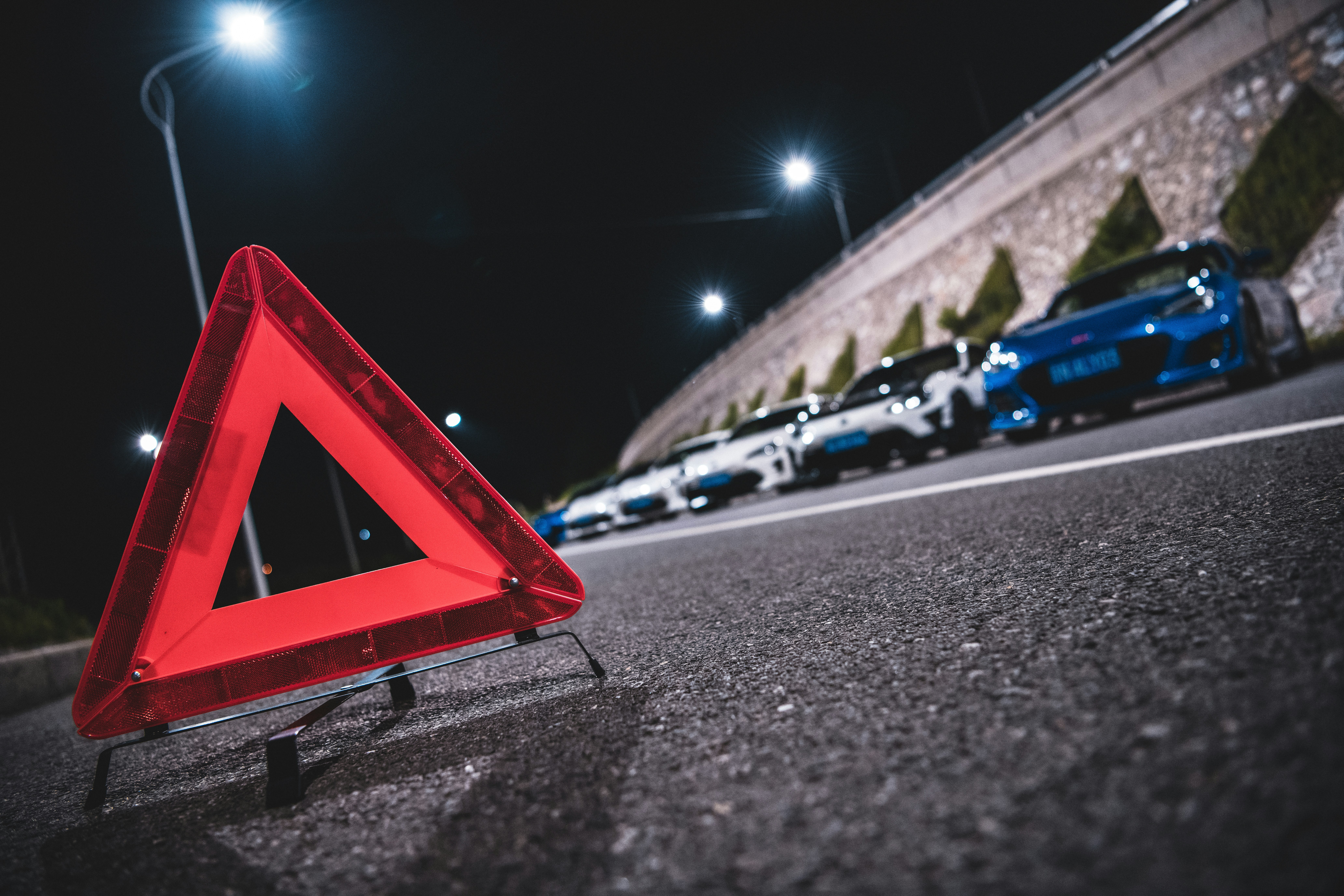 Une boîte rouge sur une route