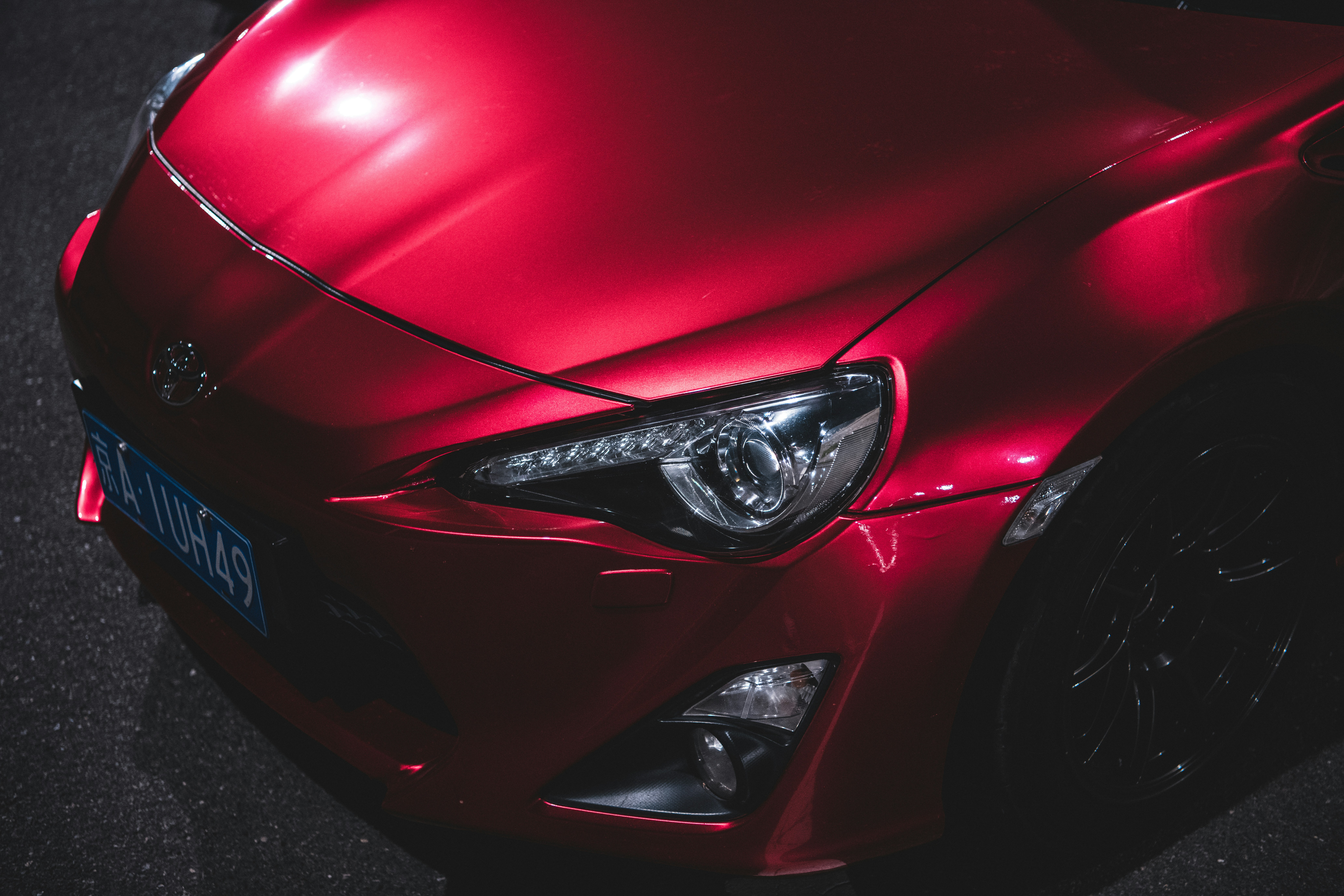 L’avant d’une voiture rouge