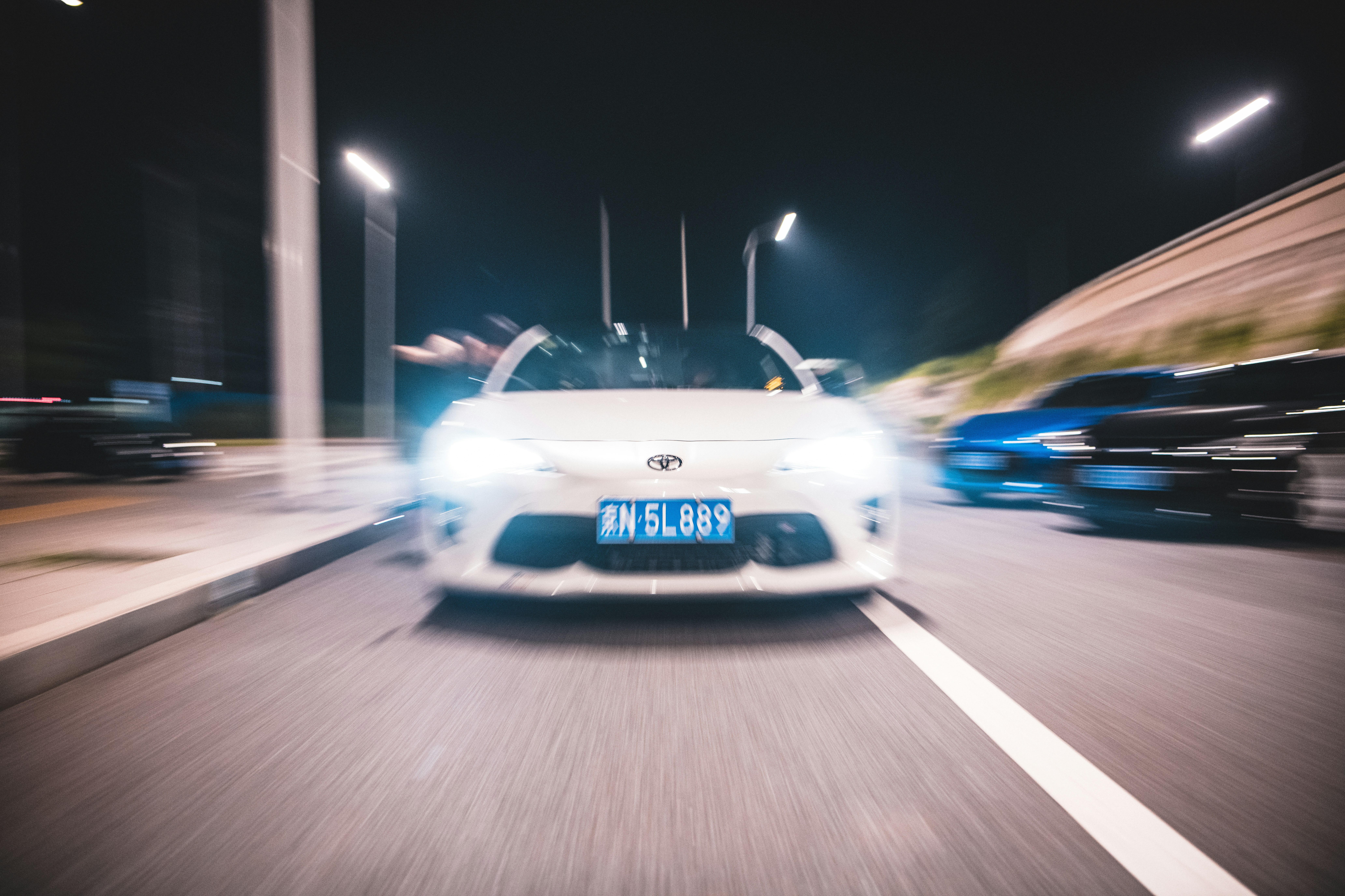 une voiture roulant sur une route la nuit