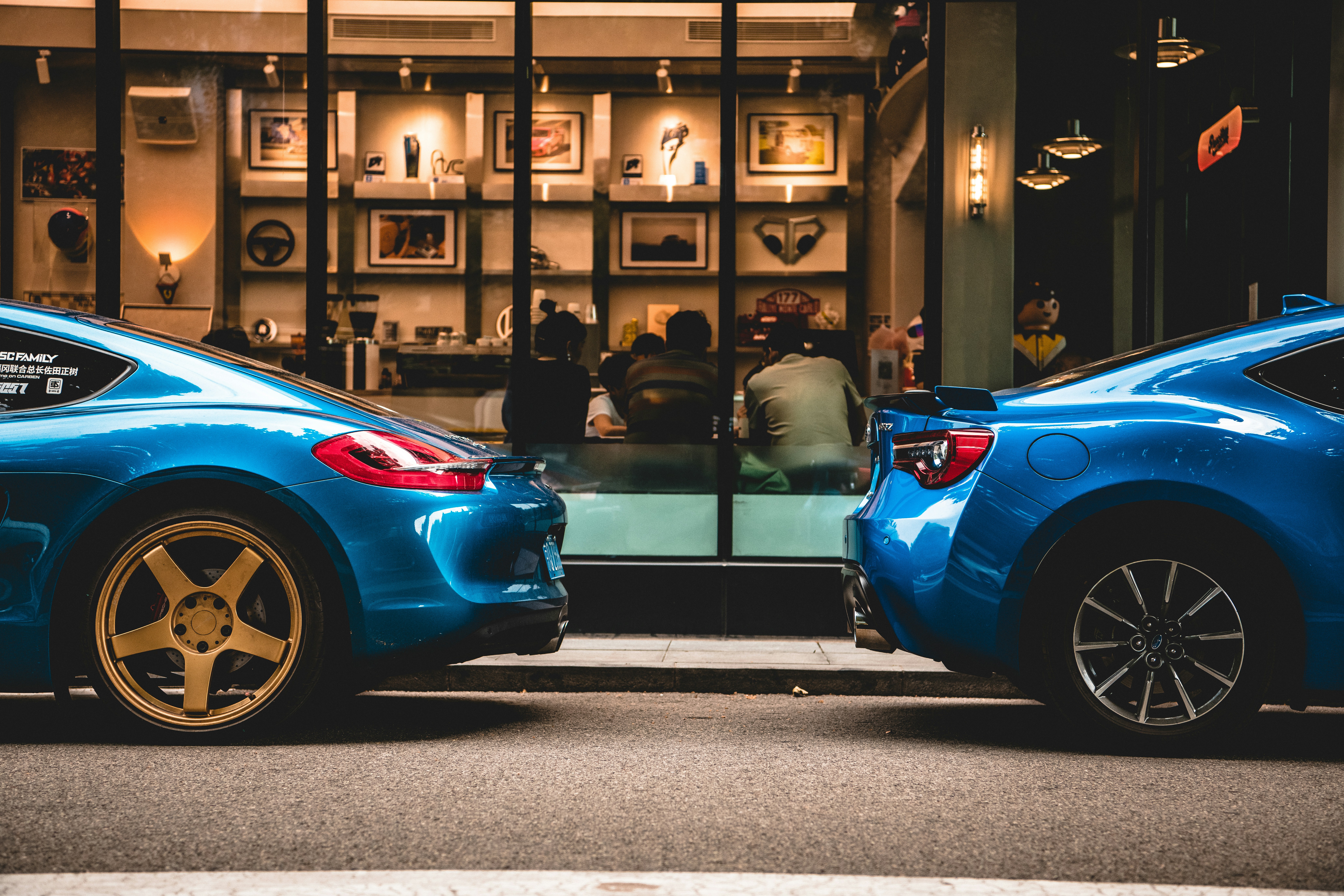 Un couple de voitures bleues garées dans une salle d’exposition