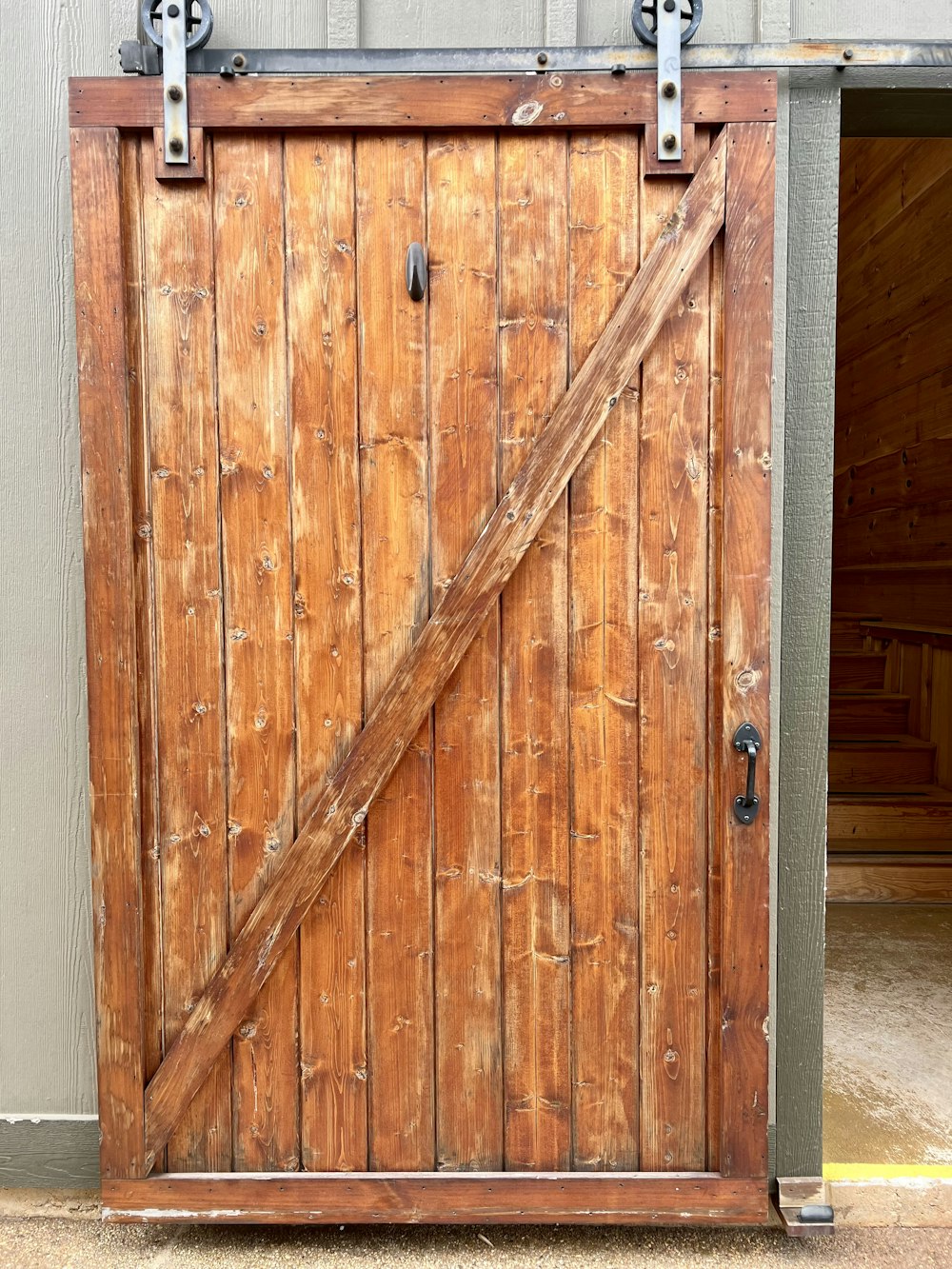 una porta di legno con una maniglia