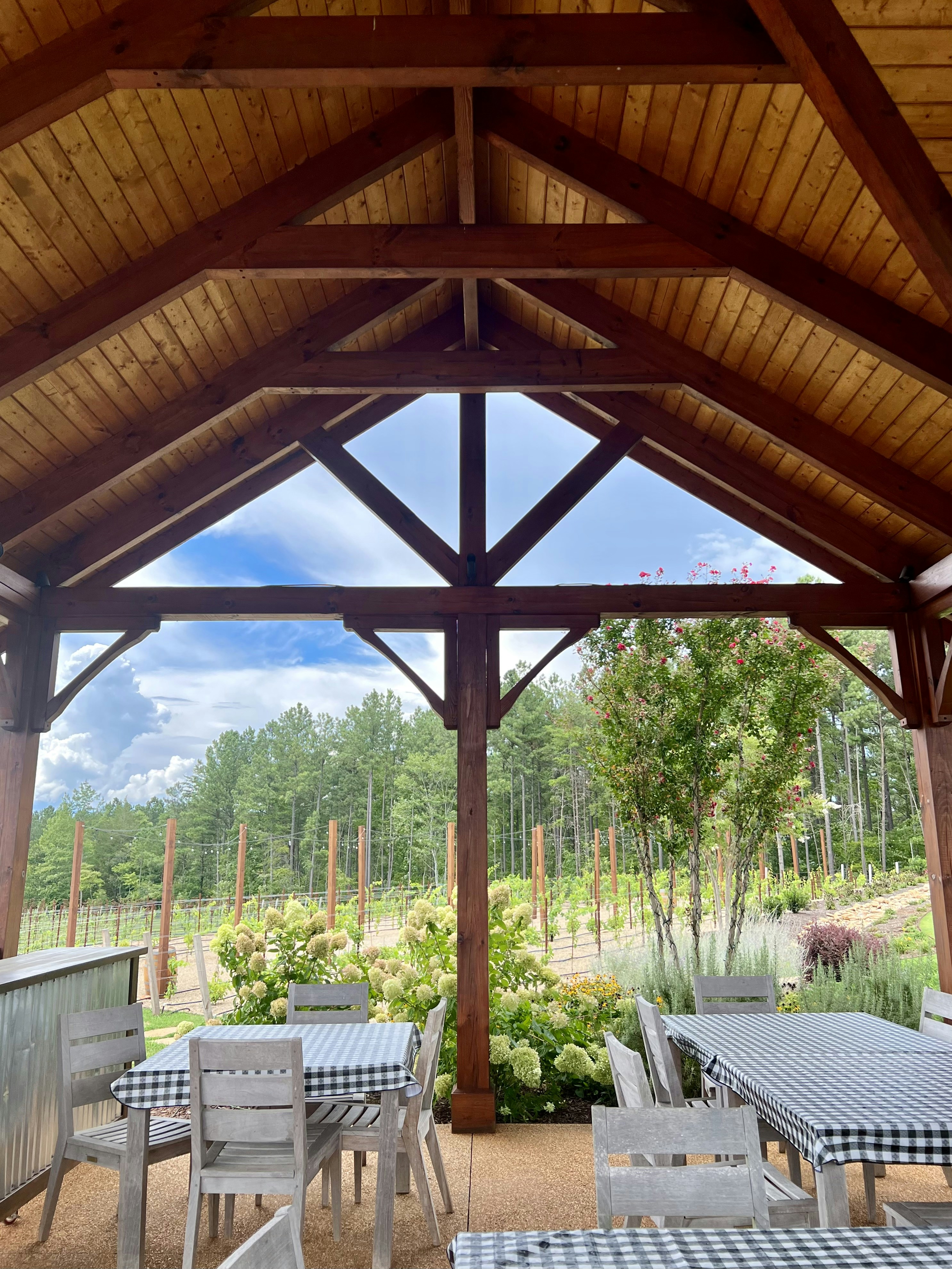 eine Terrasse mit Tischen und Stühlen