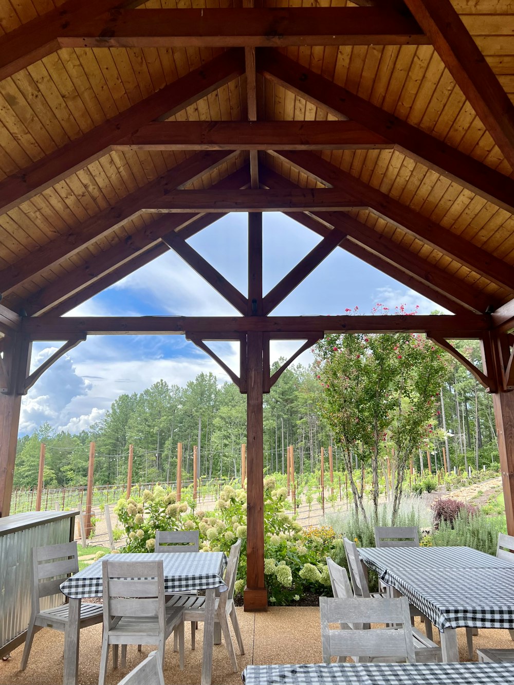 eine Terrasse mit Tischen und Stühlen