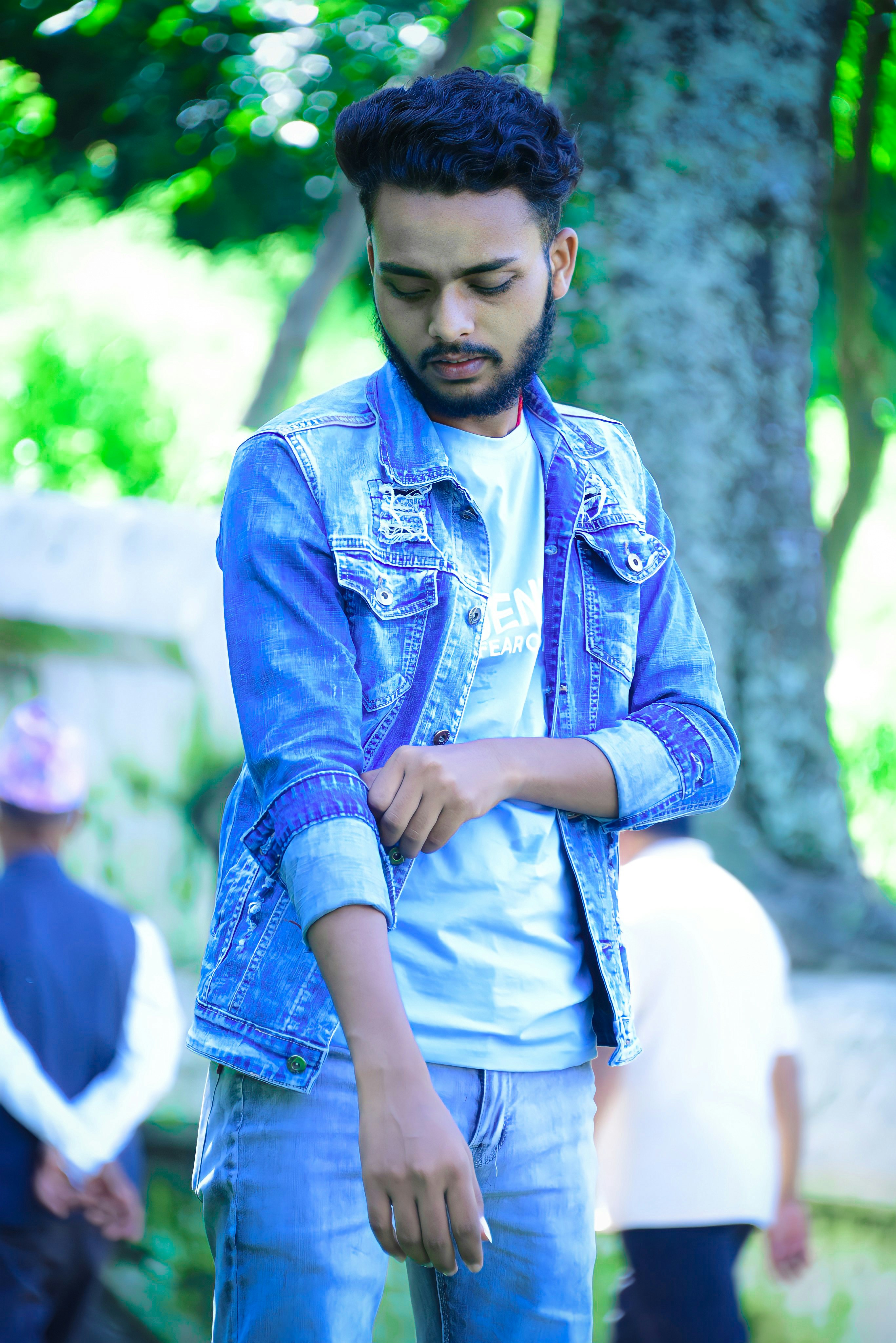seorang pria dengan tangan di saku