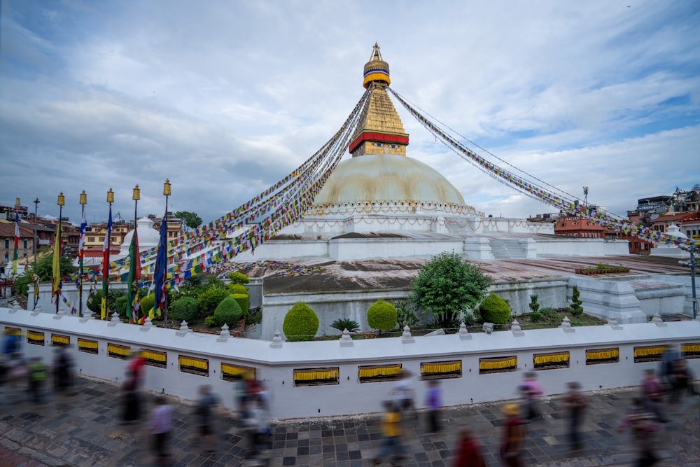 ein großes Gebäude mit einem Kuppeldach mit Boudhanath im Hintergrund