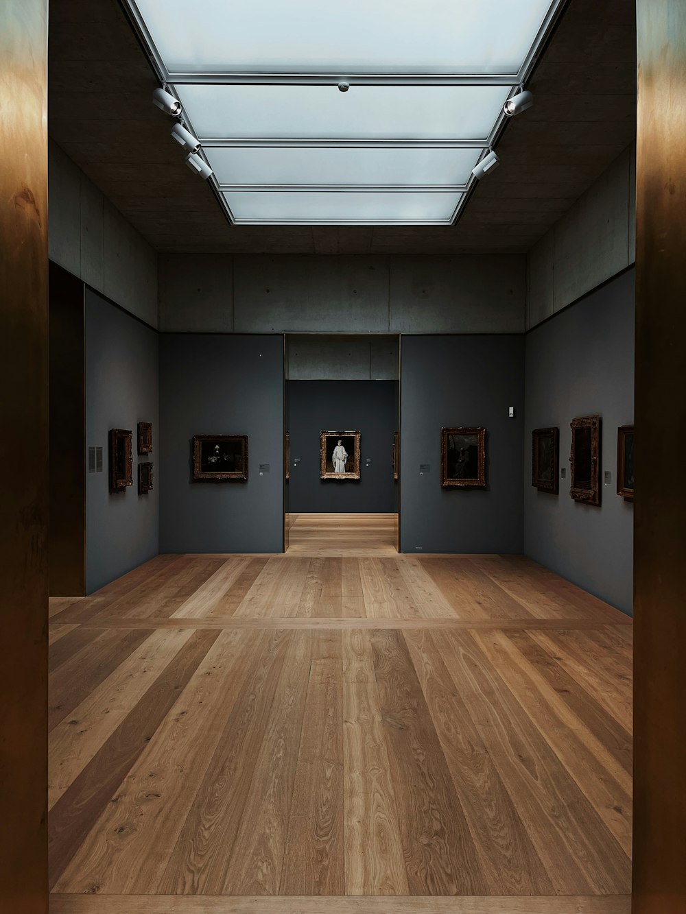 Una habitación con suelo de madera y arte en la pared