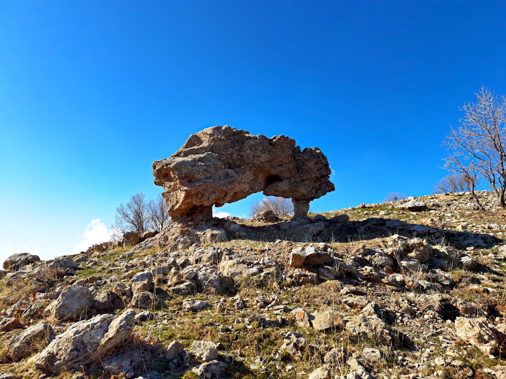 una grande roccia su una collina