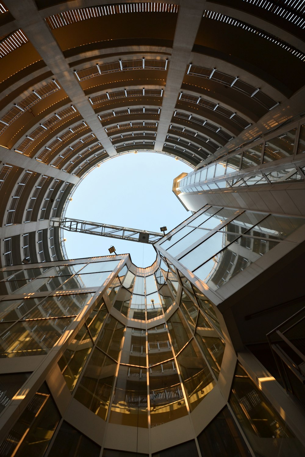 螺旋階段のある大きなガラスドーム