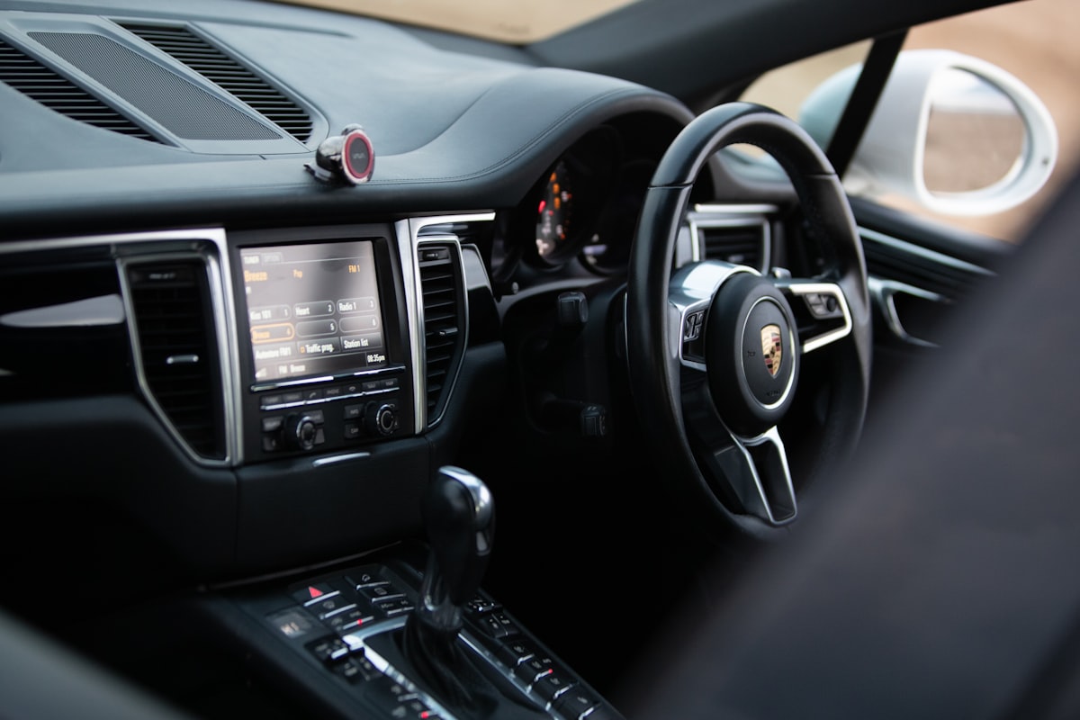 Interior mobil modern dengan jok dan dashboard premium menggambarkan kenyamanan kabin keluarga di mobil listrik kelas SUV