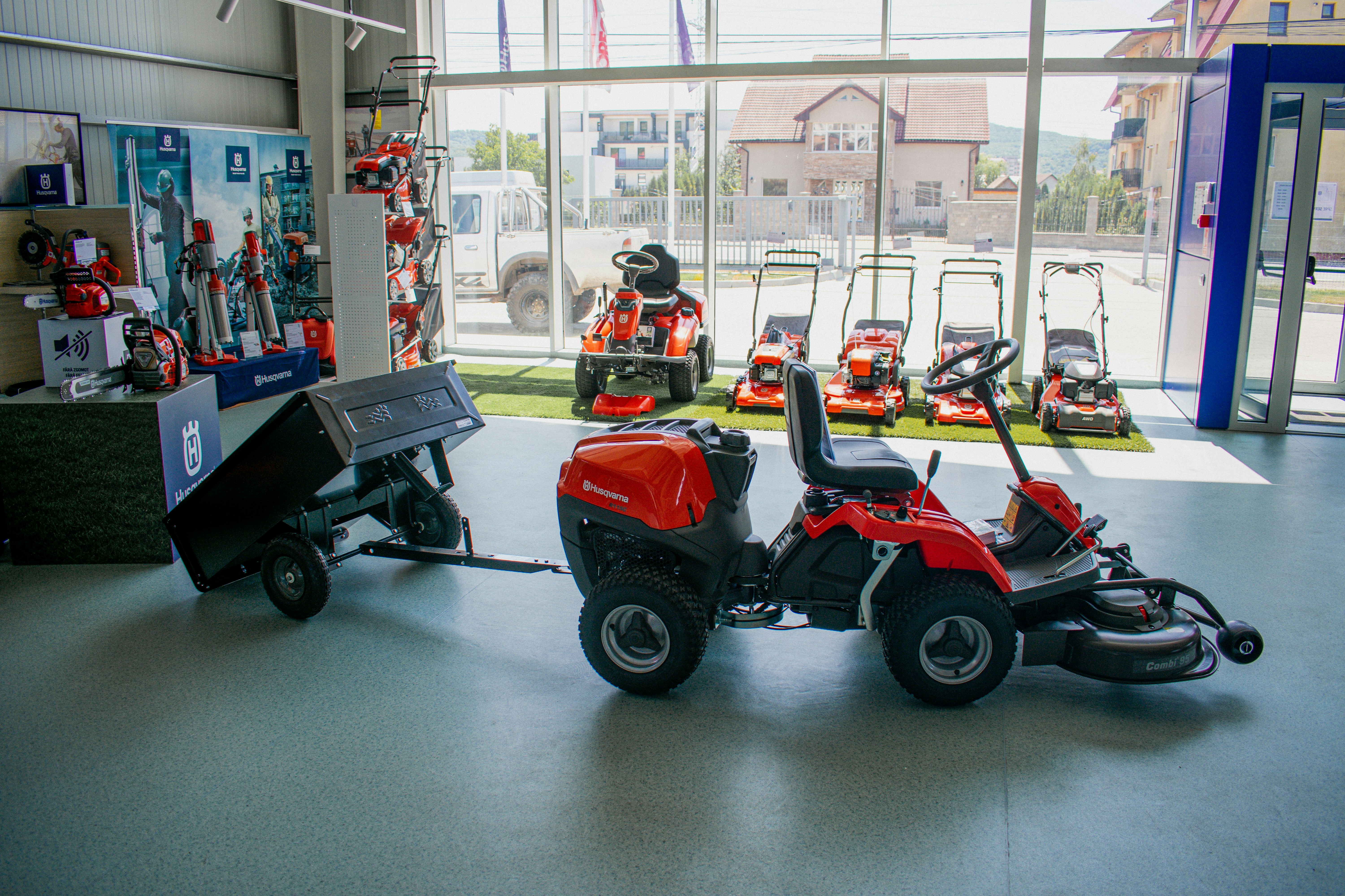 Read more about the article The Ultimate Guide to Leaf Blowers: Gas, Electric, and Backpack Models Compared