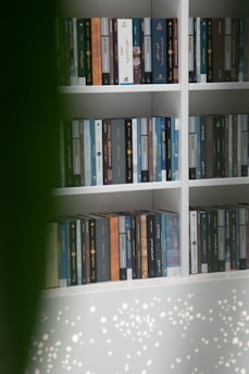 A vibrant green-themed digital bookshelf filled with Arabic books.