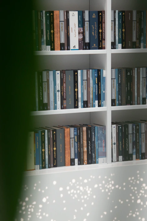 A sleek modern bookshelf filled with Arabic ebooks, highlighting the category of self-development.