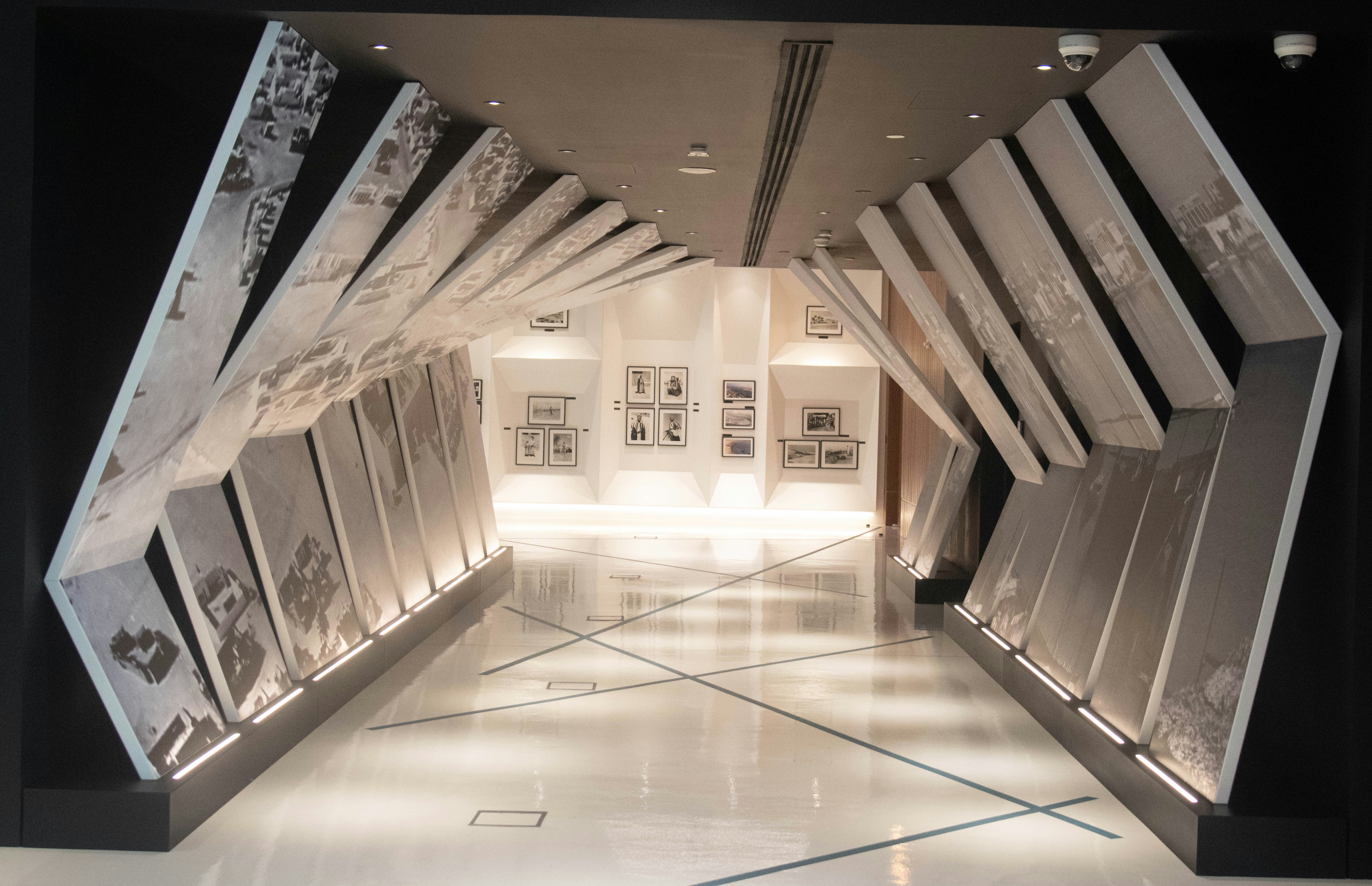 Galleria d'arte contemporanea con opere esposte