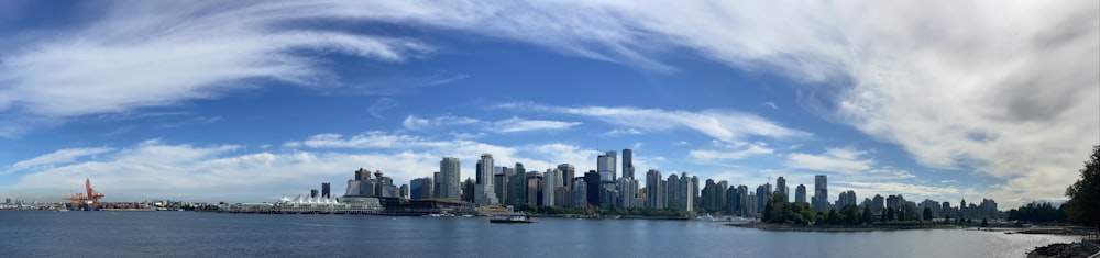 um horizonte da cidade através de um corpo de água