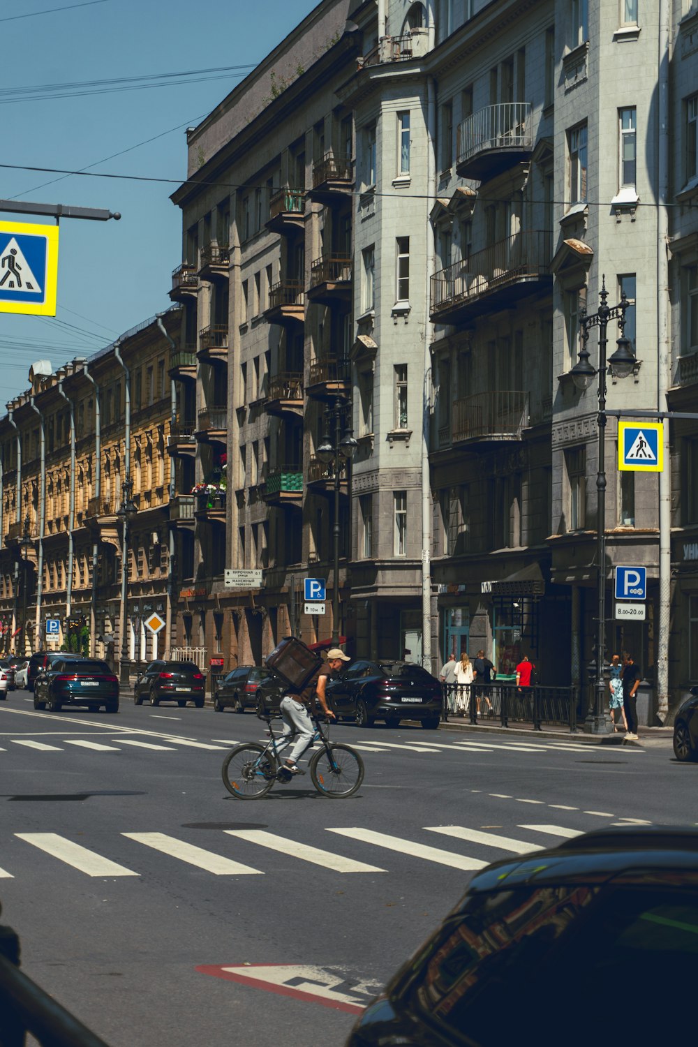 una persona che va in bicicletta su una strada della città
