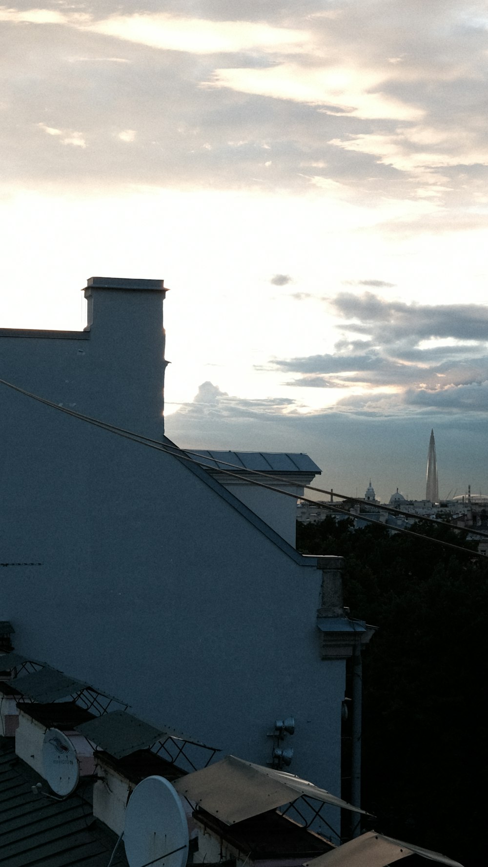 um telhado com uma torre e um céu nublado