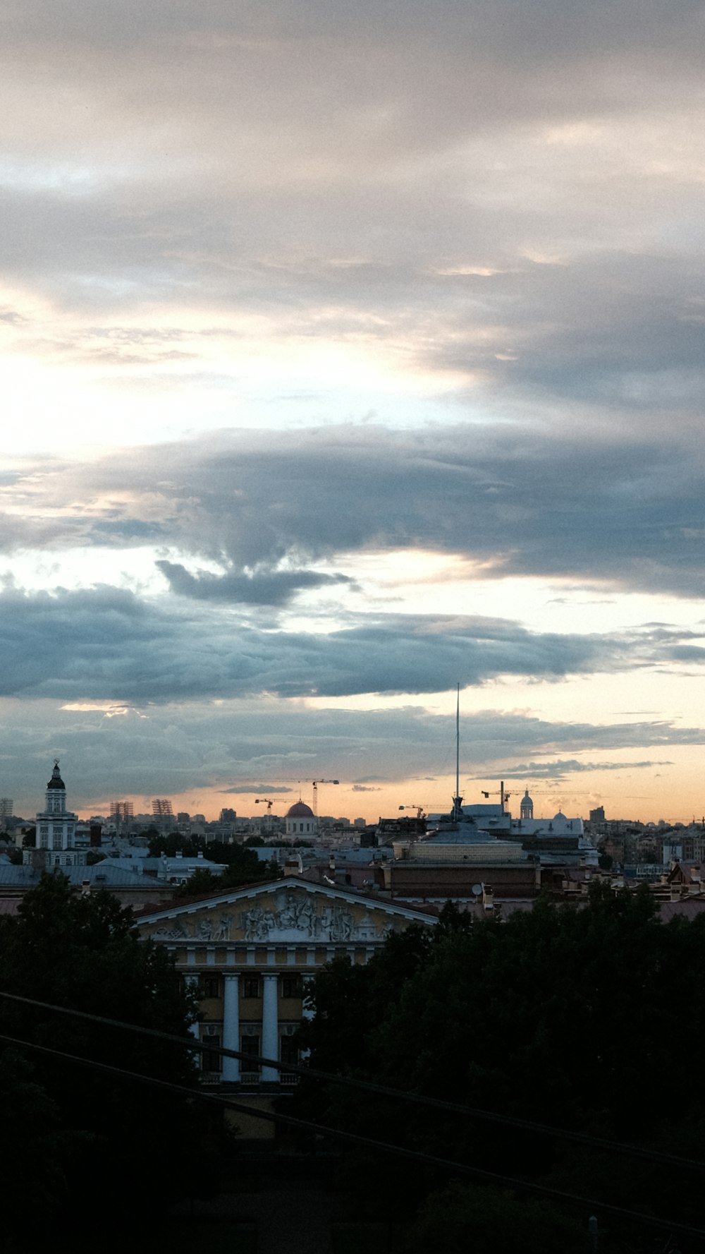 uma cidade com céu nublado