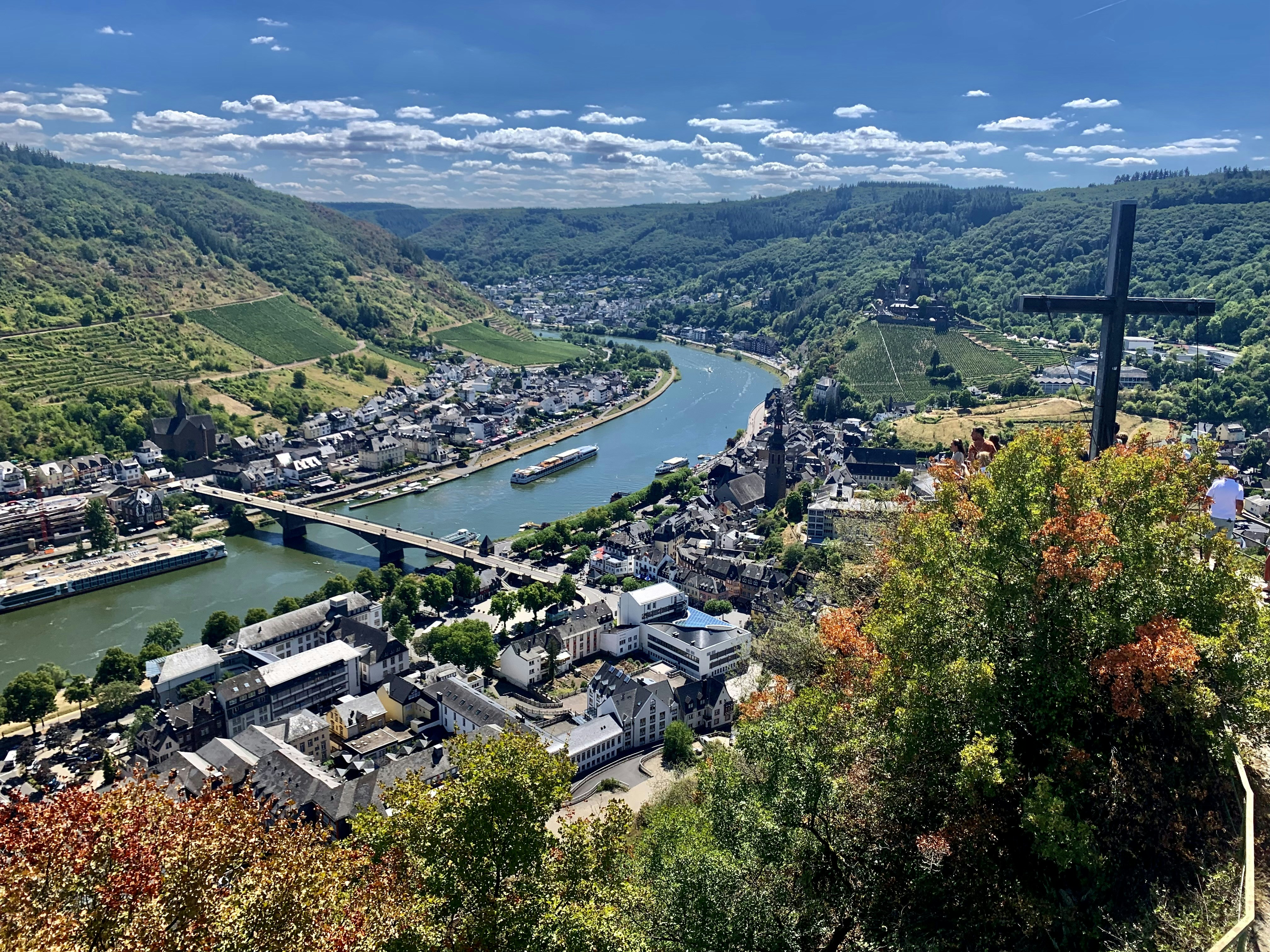 Un río con un puente y un molino de viento