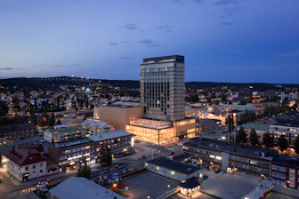 a large building in a city