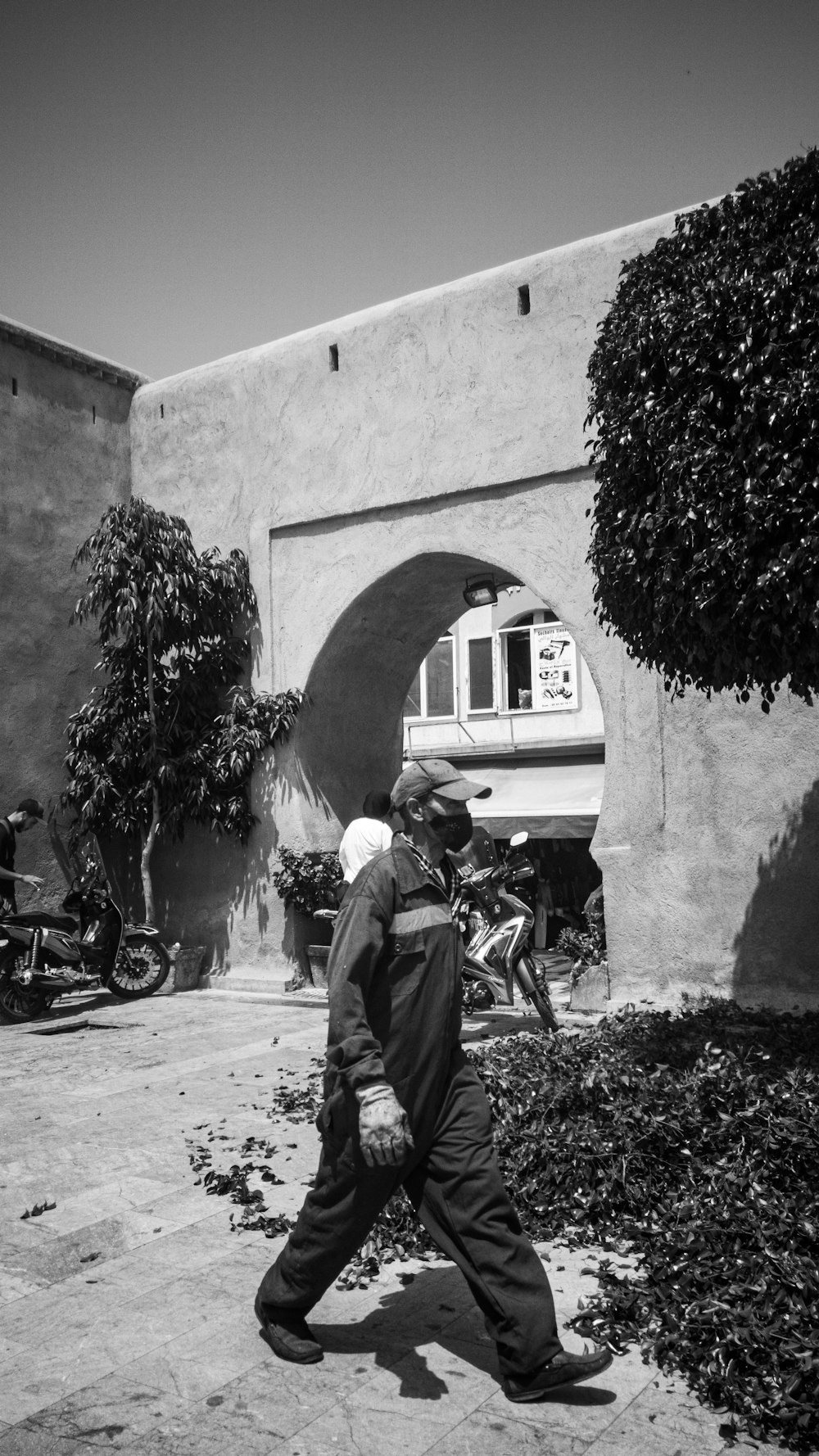 Un homme marchant sur un trottoir