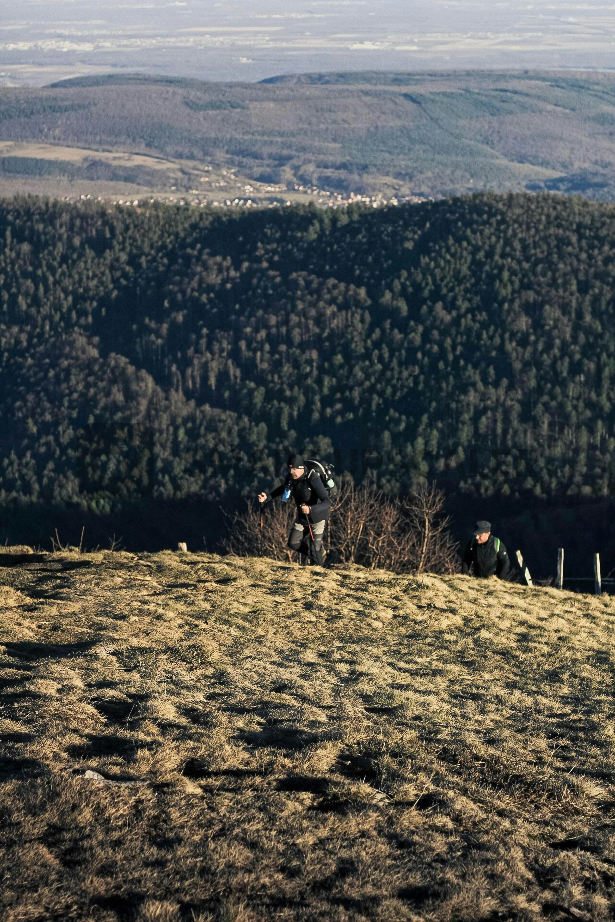 Ein paar Leute wandern in den Bergen