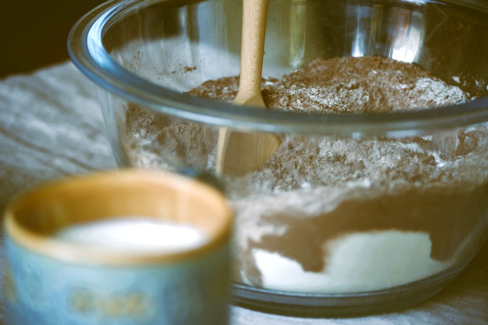 un bicchiere di liquido con una cannuccia