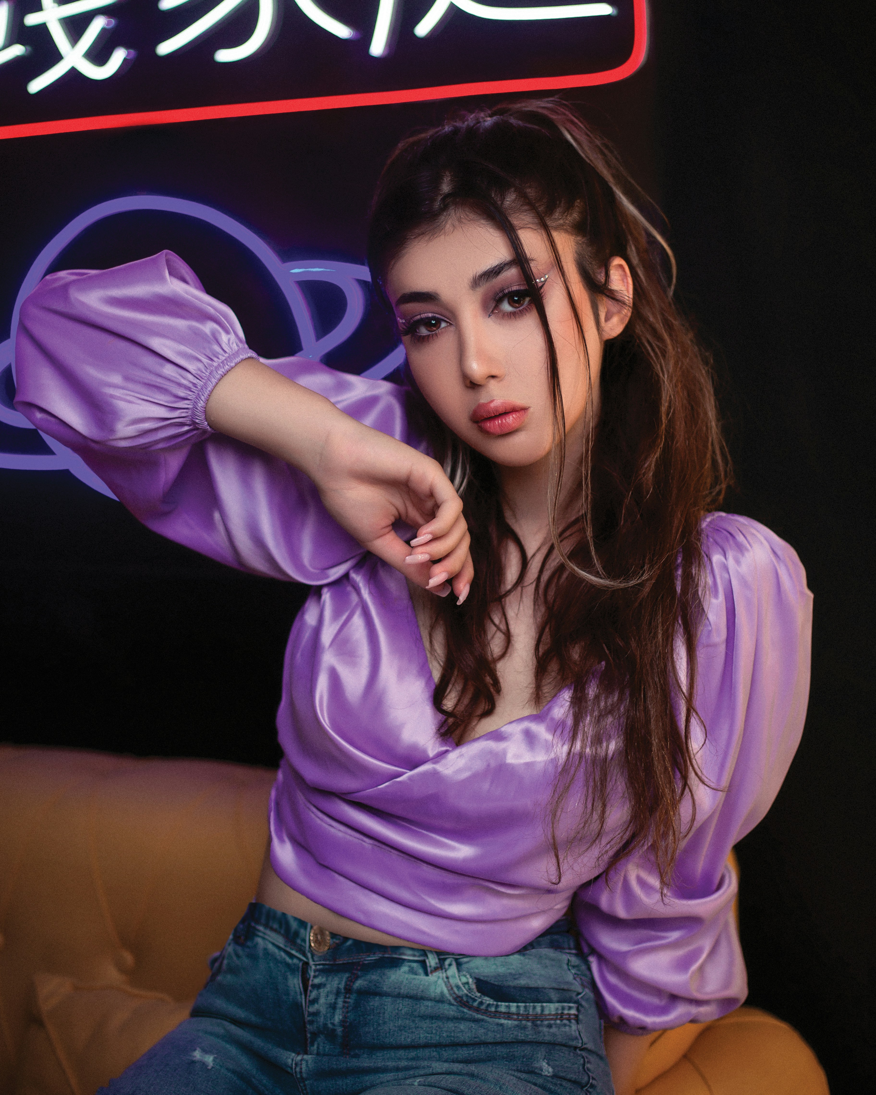 seorang wanita berpose untuk berfoto