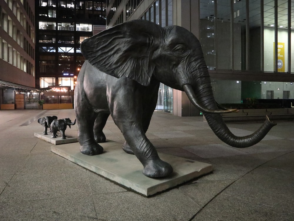 una estatua de un elefante