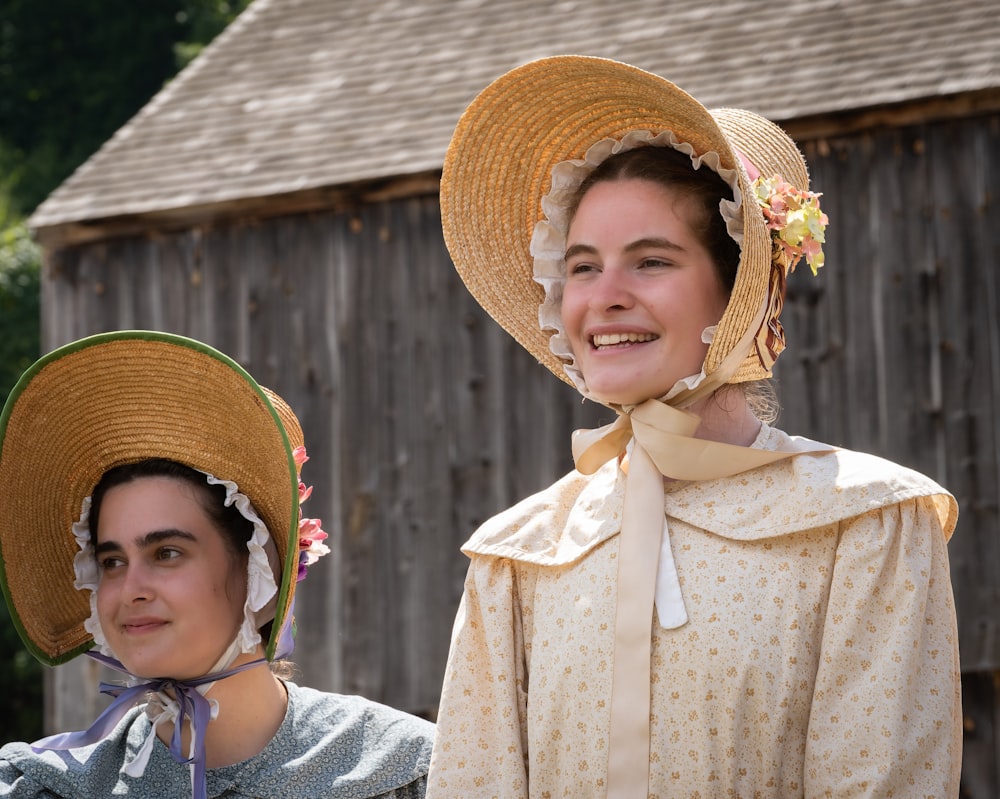 une personne et un enfant portant des chapeaux