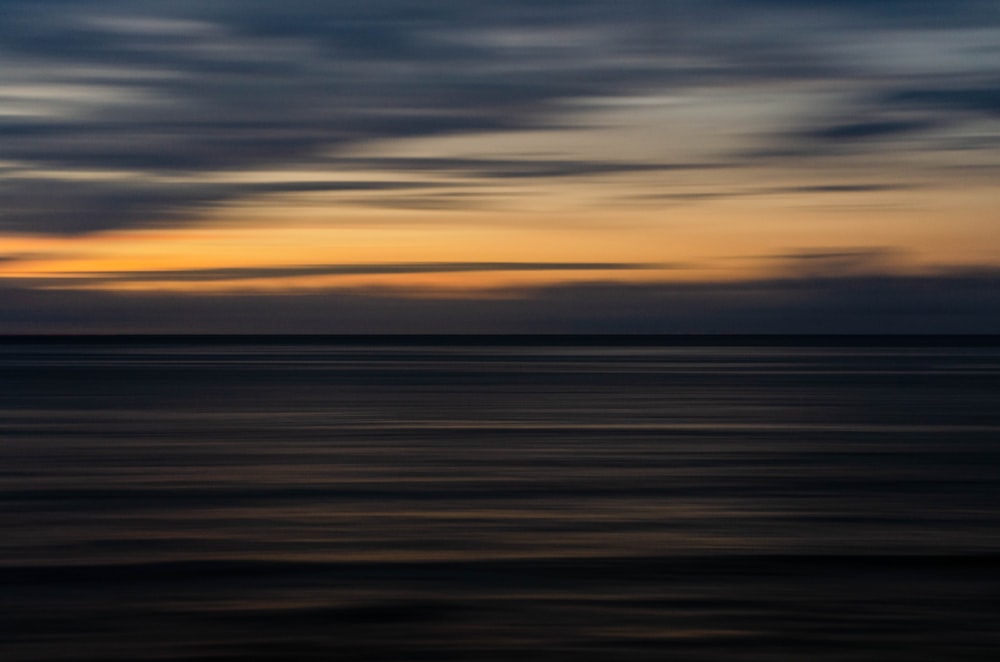 un tramonto su uno specchio d'acqua