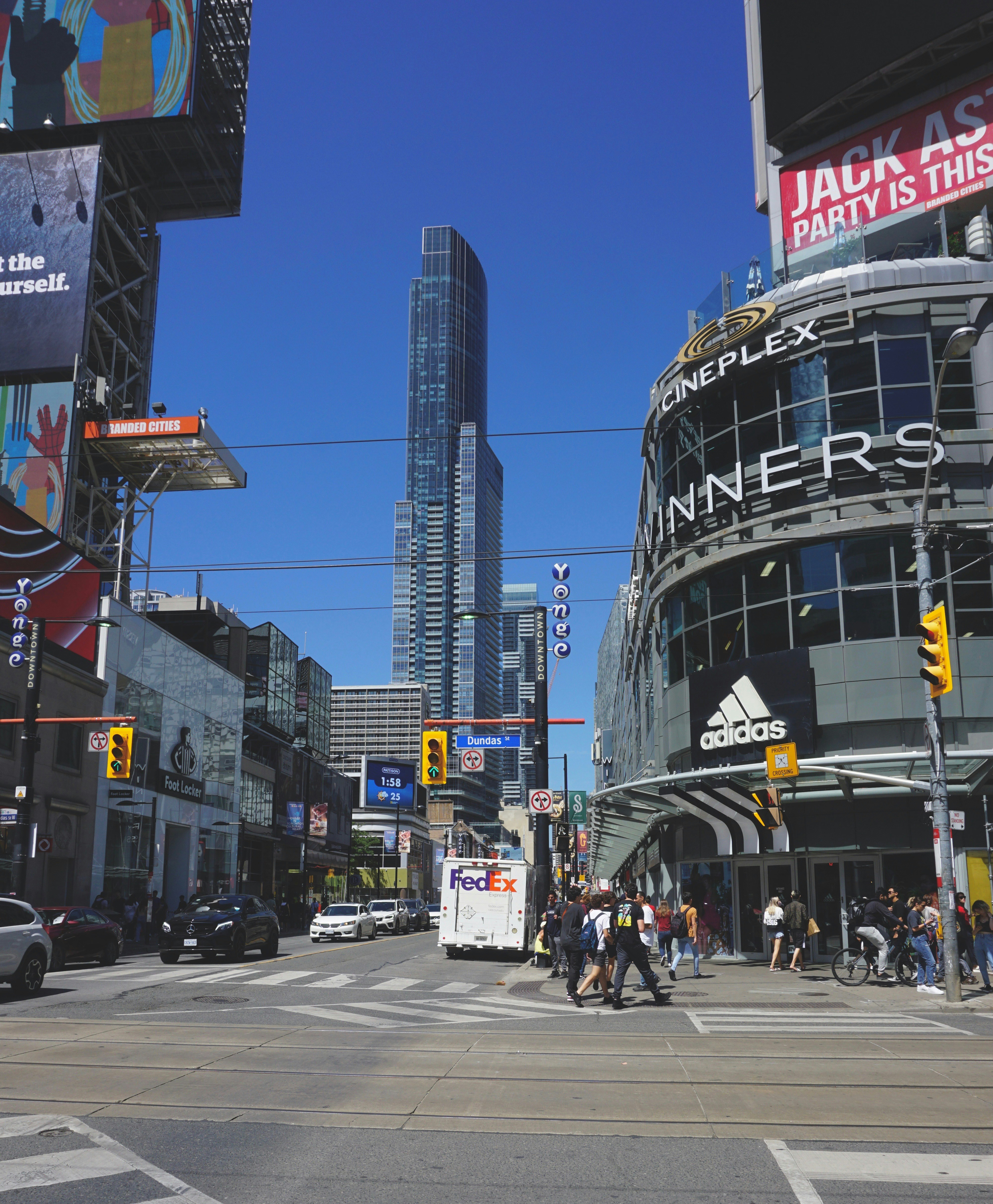 にぎやかな街の通り