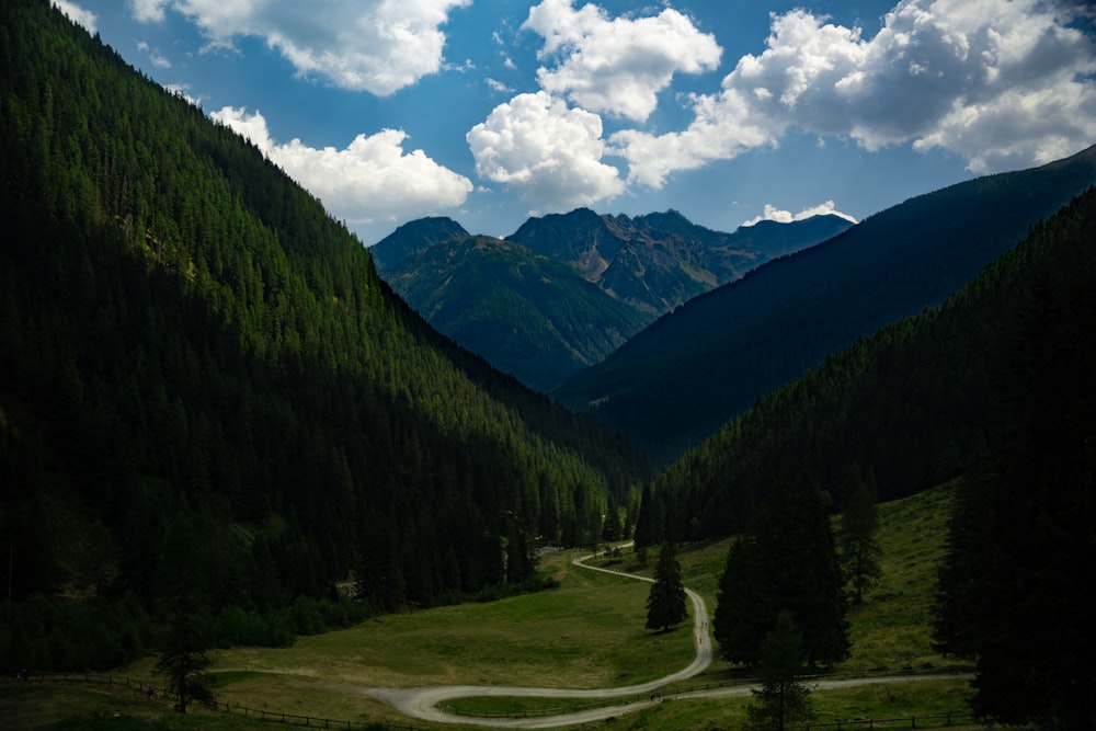 Un valle entre montañas