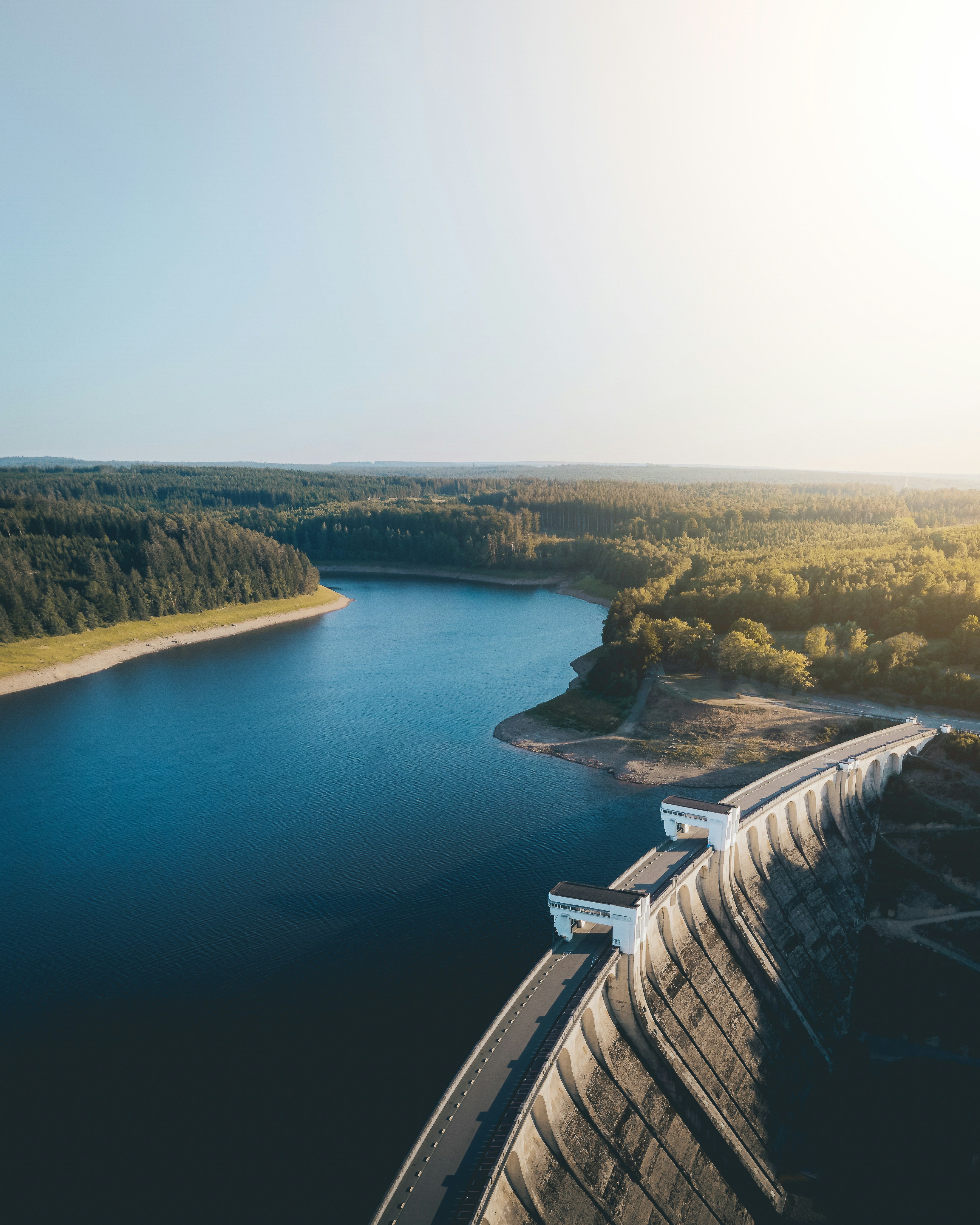 un plan d’eau avec un quai et des arbres autour
