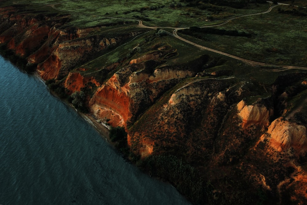 a rocky coast line