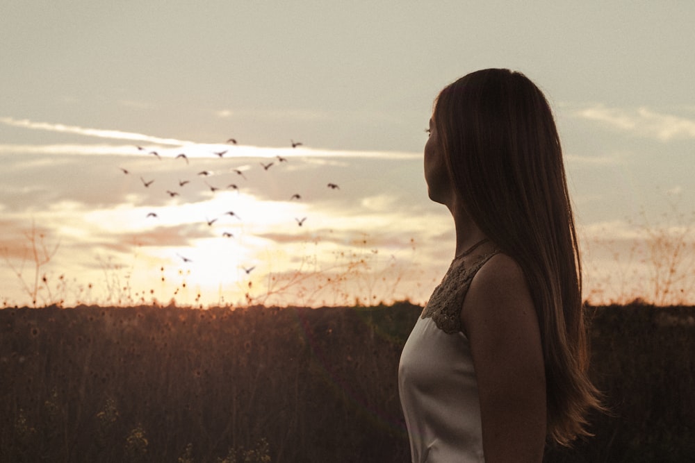 Una mujer mirando la puesta de sol