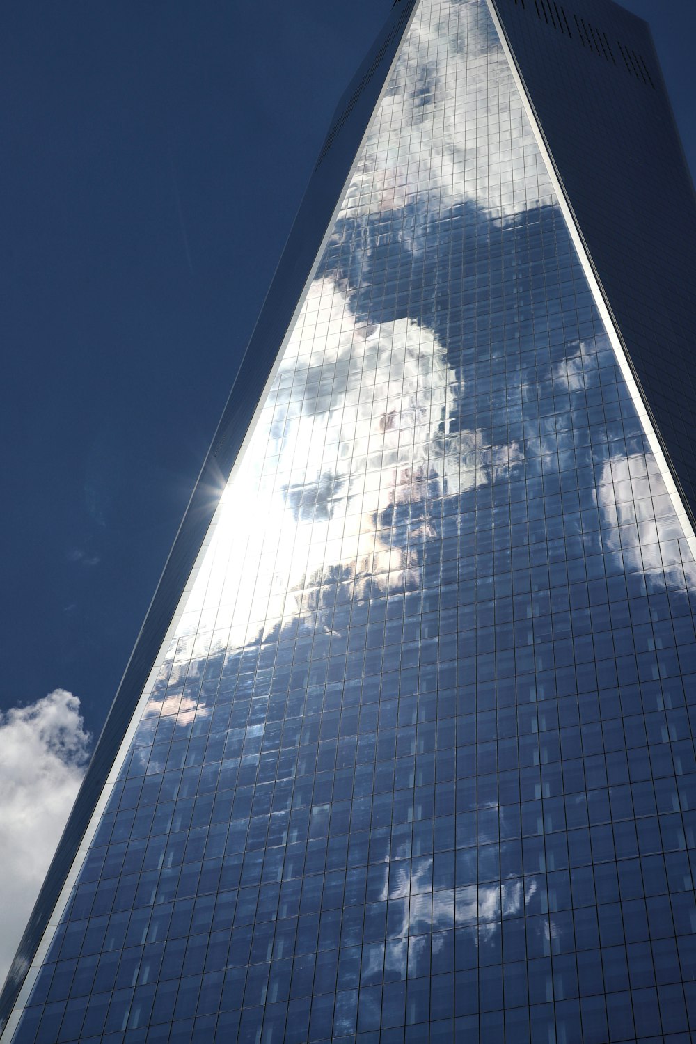 um edifício alto com um céu azul