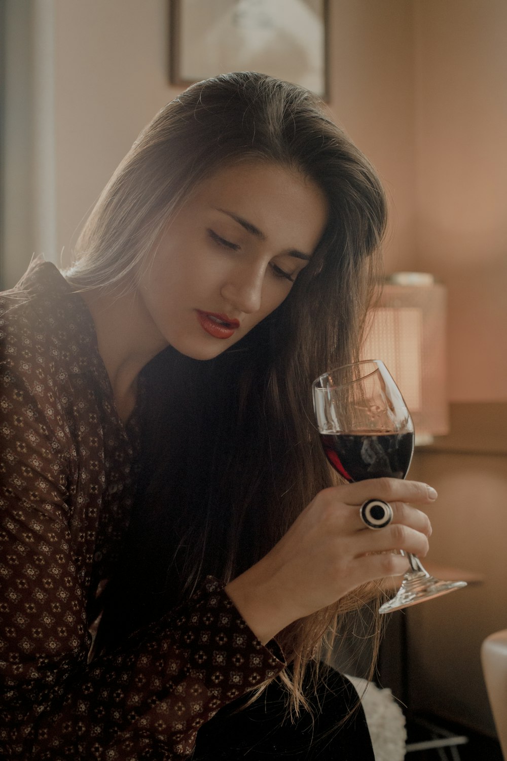 Eine Frau hält ein Glas Wein in der Hand