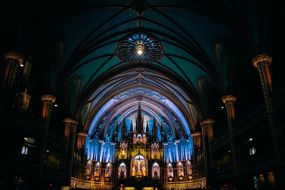 Una grande cattedrale con vetrate