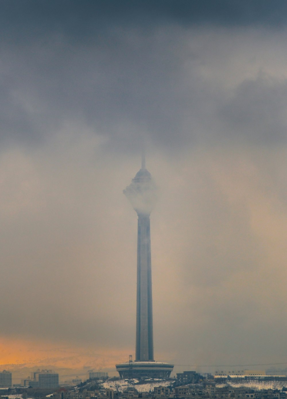 Una torre alta en una ciudad